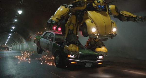 《大黄蜂》发布“极速狂飙”片段 大黄蜂飙车变形
