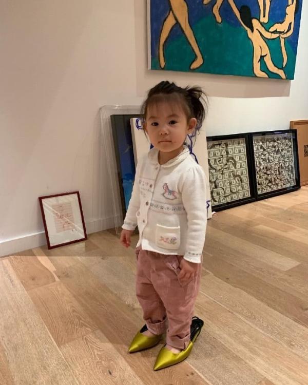 秦舒培晒女儿穿高跟鞋照片，大家都惊叹1岁Alaia的超模范儿太强了！