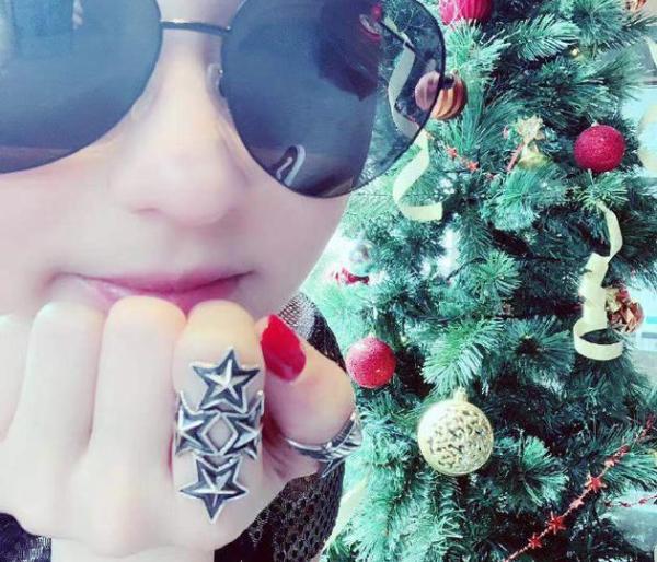 张柏芝圣诞节晒与圣诞树合影 手上星星戒指很吸人