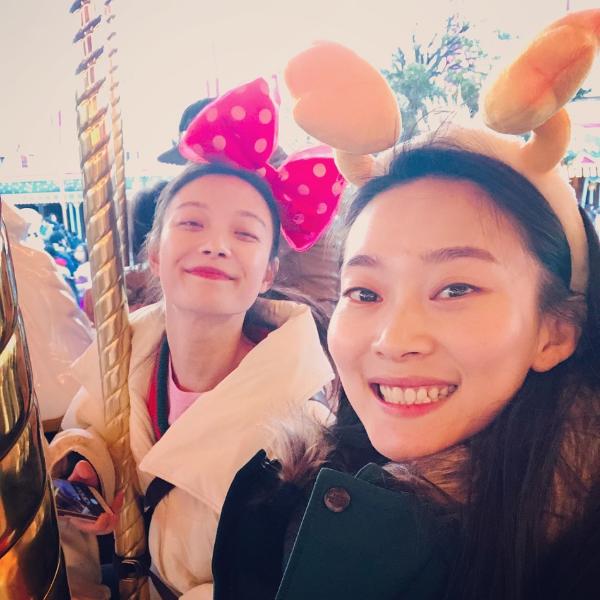 您的喵总已上线！倪妮迪士尼游玩啃超大鸡腿可爱爆表