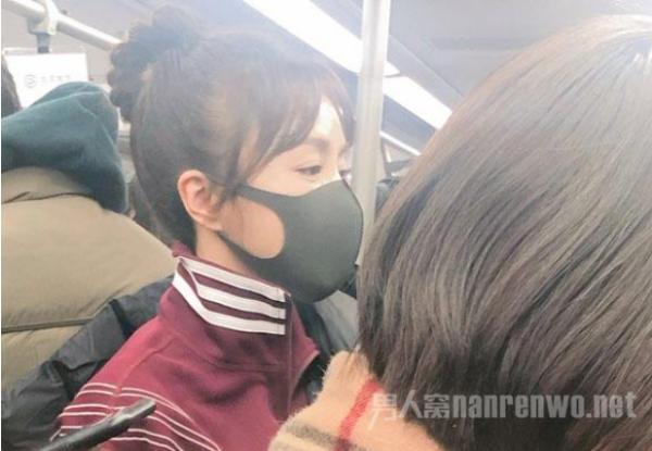 秦岚坐地铁赶彩排 娘娘真接地气 口罩也遮挡不住的美貌