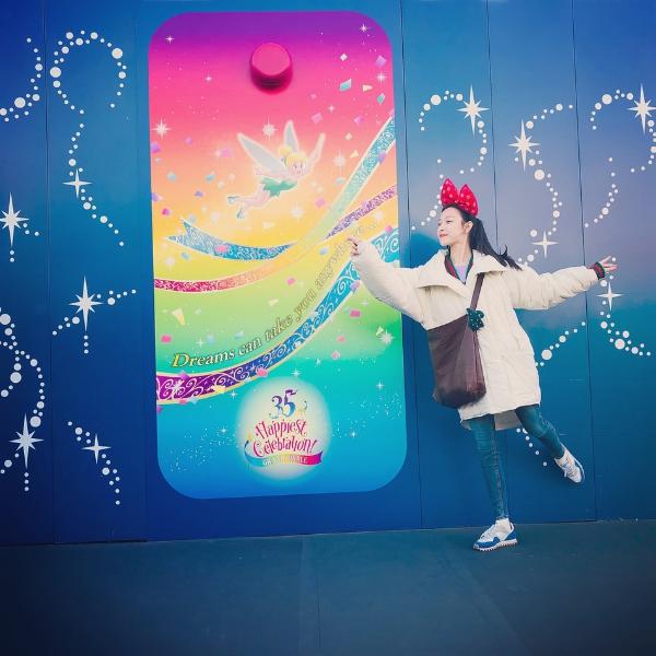 您的喵总已上线！倪妮迪士尼游玩啃超大鸡腿可爱爆表