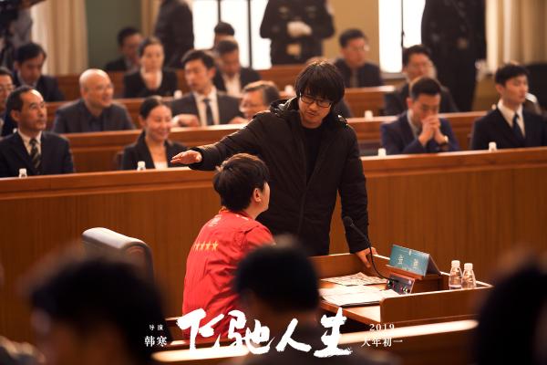 《飞驰人生》曝“戏精的诞生”特辑 韩寒偷拍沈腾片场“小癖好”