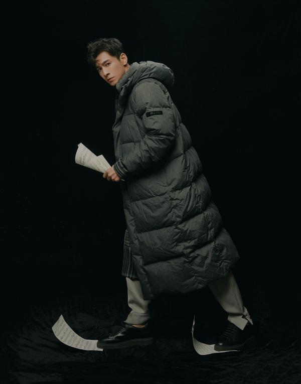 乔振宇空降纽约时代广场大屏 演绎浪漫雅痞新定义