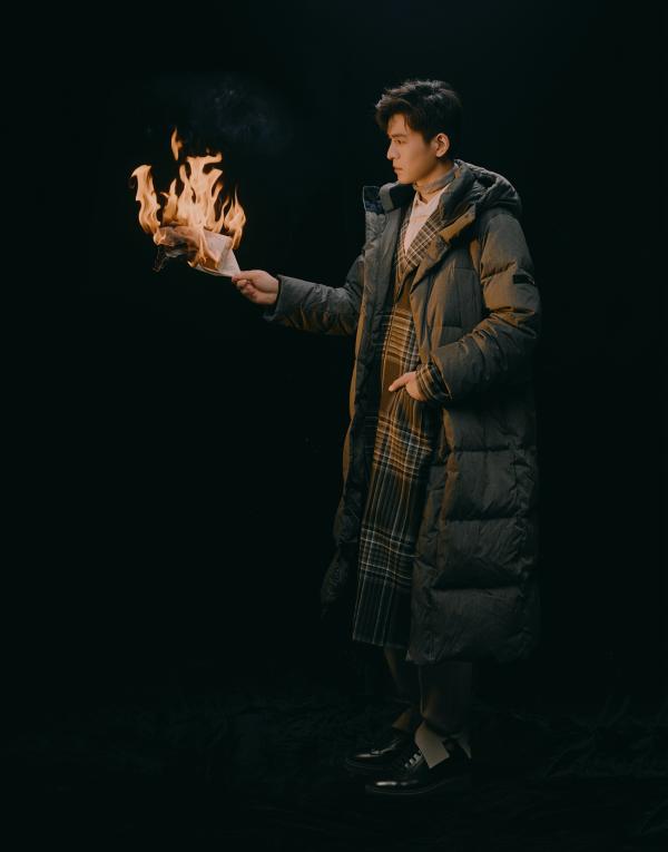 乔振宇空降纽约时代广场大屏 演绎浪漫雅痞新定义