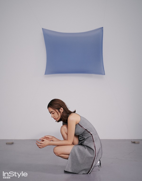 蔡依林黑白灰经典配色优雅干练 演绎极简主义北欧风