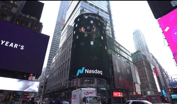 乔振宇空降纽约时代广场大屏 演绎浪漫雅痞新定义