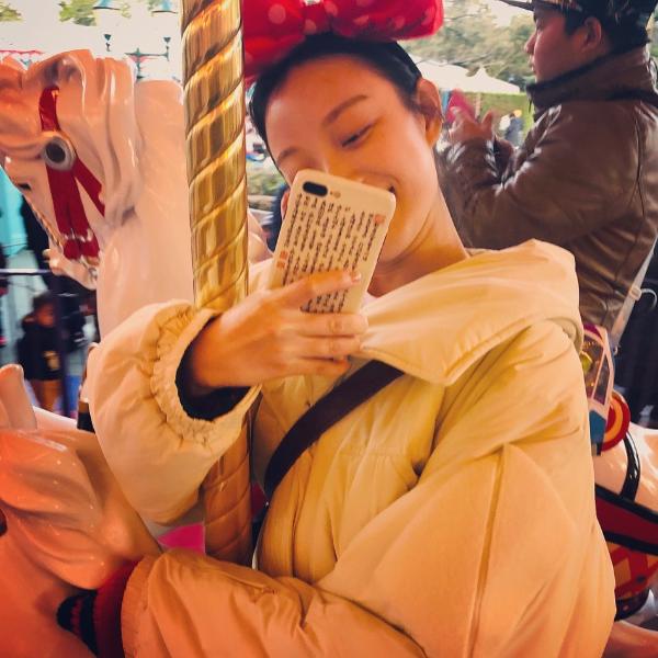 您的喵总已上线！倪妮迪士尼游玩啃超大鸡腿可爱爆表