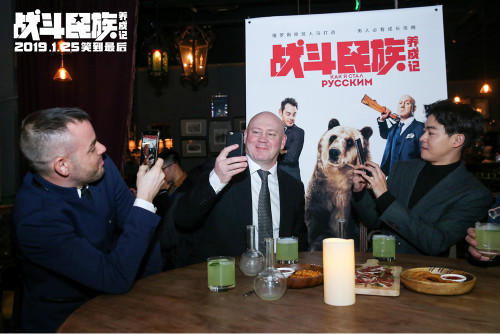 《战斗民族养成记》主创三里屯蹦迪被拍 狂喝伏特加画风彪悍被赞：很战斗民族