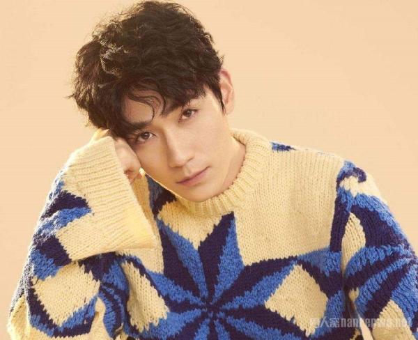 朱一龙童年照曝光，粉丝惊呼不愧是从小培养的绅士范