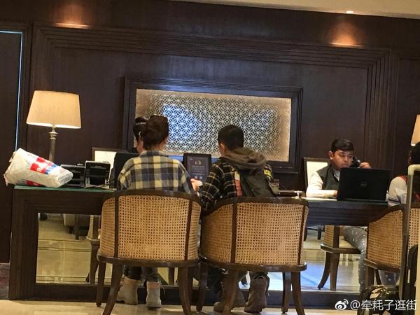 网友印度酒店偶遇韩庚卢靖姗 两人同穿情侣装低调秀恩爱