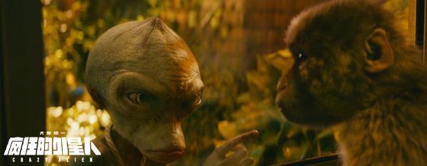 《疯狂的外星人》曝“猴子诞生记”无实物表演短片 公映首日揭秘三大看点