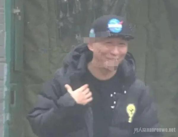 陈羽凡现身公司满面笑容未受吸毒影响 白百合儿子其乐融融