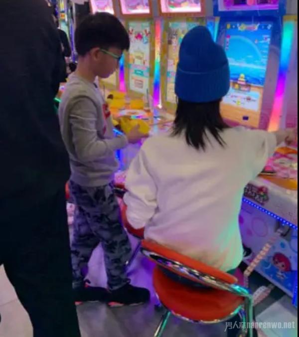 陈羽凡现身公司满面笑容未受吸毒影响 白百合儿子其乐融融