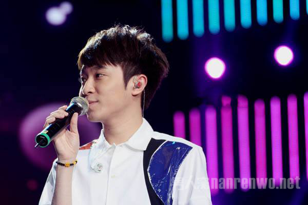 吴青峰《蜂鸟》封面自己画 果然更胜李荣浩一筹