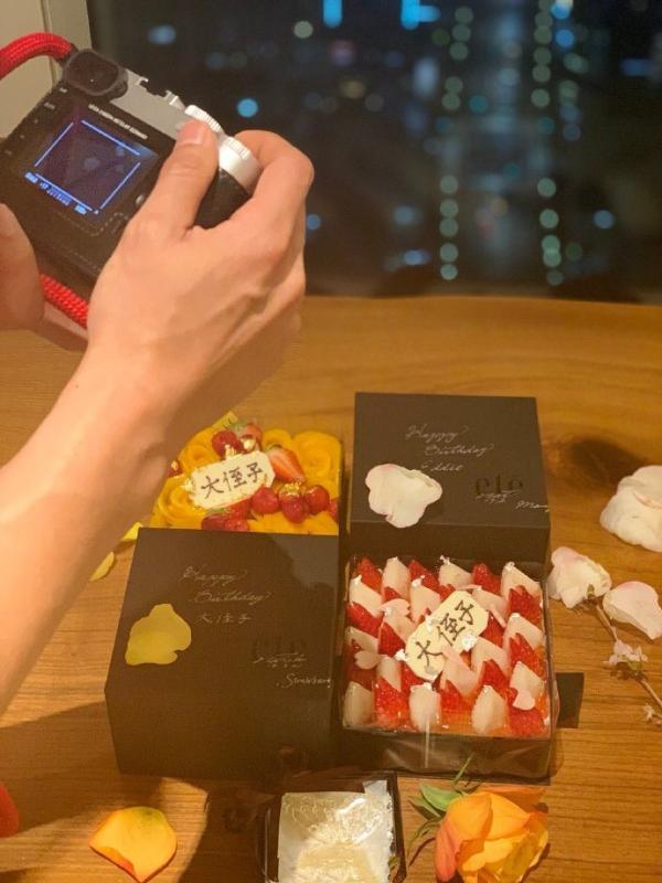 男神爱搞怪！彭于晏庆生比V字大口吃蛋糕心情灿烂
