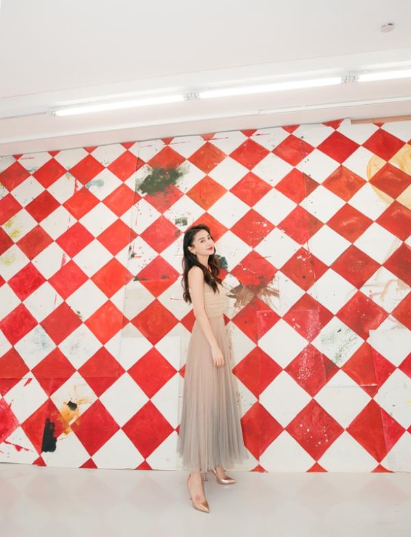 Angelababy出席艺术展开幕式 纱裙飘逸仙气十足