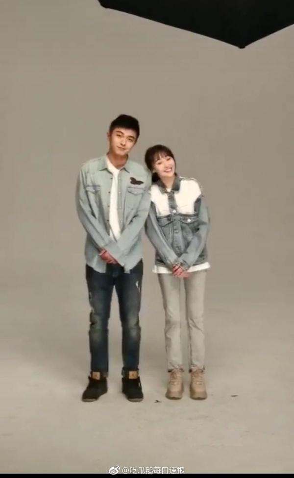 郑爽路透图曝出被赞小仙女 穿牛仔情侣装颜值超高长腿吸睛 支持