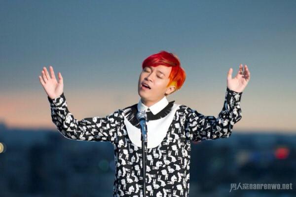 吴青峰《蜂鸟》封面自己画 果然更胜李荣浩一筹