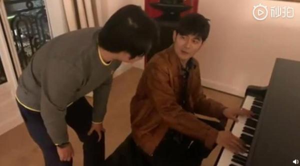 周杰伦自称老师教郎朗弹钢琴