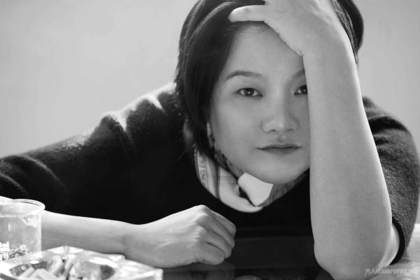 洪晃再次回应讽刺陈凯歌事件洪晃的身份背景非同一般