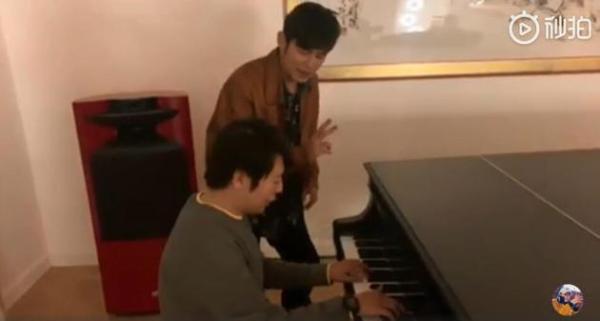 周杰伦自称老师教郎朗弹钢琴