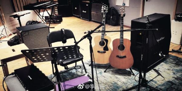 陈羽凡吸毒风波后现身录音棚 衣着时尚头上抹发胶