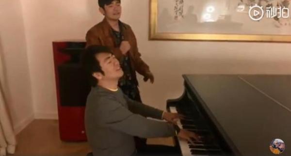 周杰伦自称老师教郎朗弹钢琴