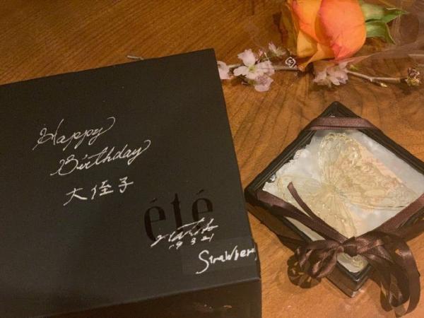 男神爱搞怪！彭于晏庆生比V字大口吃蛋糕心情灿烂