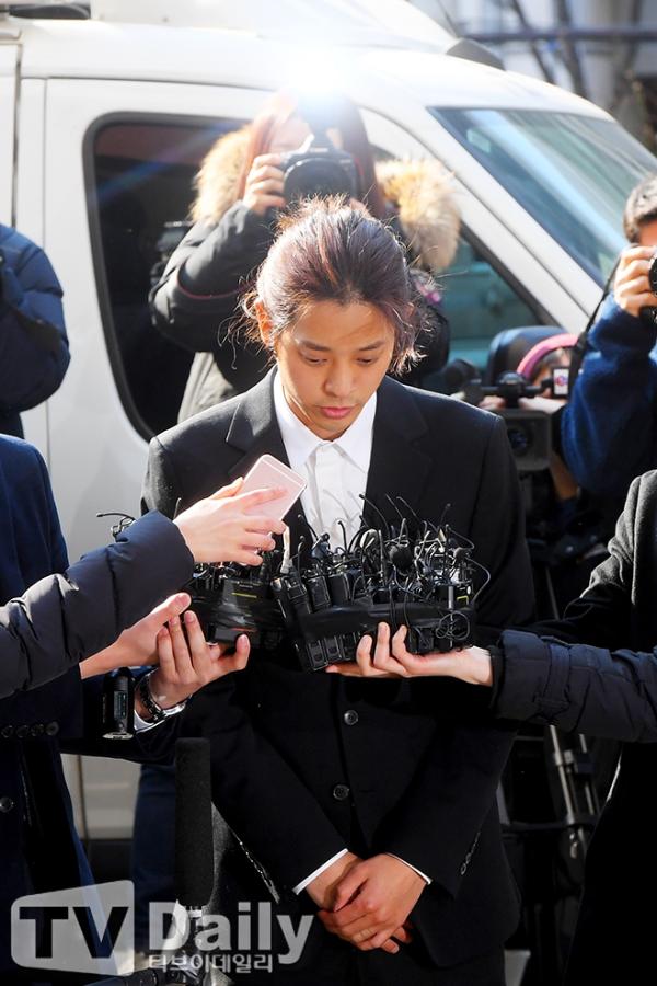 郑俊英一身黑衣现身警察厅 步态畏缩说“对不起”