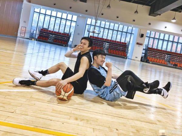 邓超陈赫篮球场背对背 超哥曝出陈赫体重是218斤