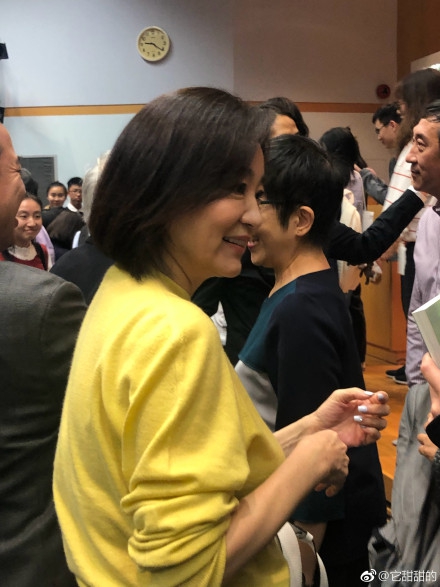 林青霞香港大学听龙应台讲座 台下与学生交流很有亲和力