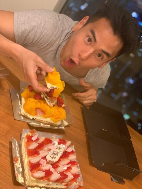 男神爱搞怪！彭于晏庆生比V字大口吃蛋糕心情灿烂