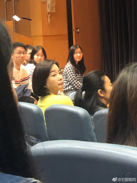 林青霞香港大学听龙应台讲座 台下与学生交流很有亲和力