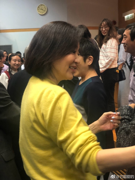 林青霞香港大学听龙应台讲座 台下与学生交流很有亲和力
