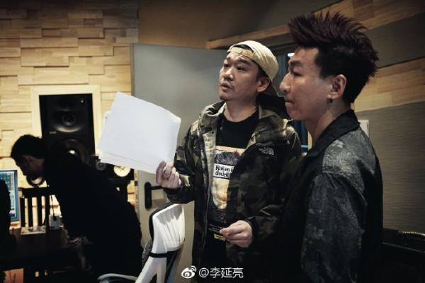 陈羽凡吸毒风波后现身录音棚 衣着时尚头上抹发胶