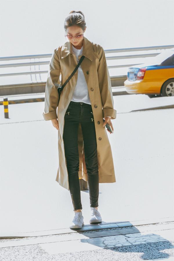 张钧甯机场长腿吸睛长款风衣飘逸优雅