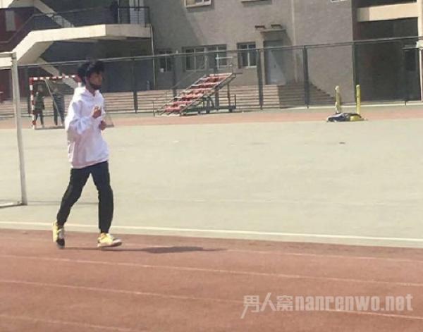王俊凯回校体测 被传补跑3000米 网友大怒谁在传谣言？
