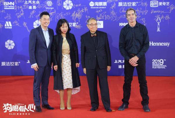 《狗眼看人心》亮相北京电影节红毯 导演吴楠携沙溢、《狼图腾》驯兽师引爆全场