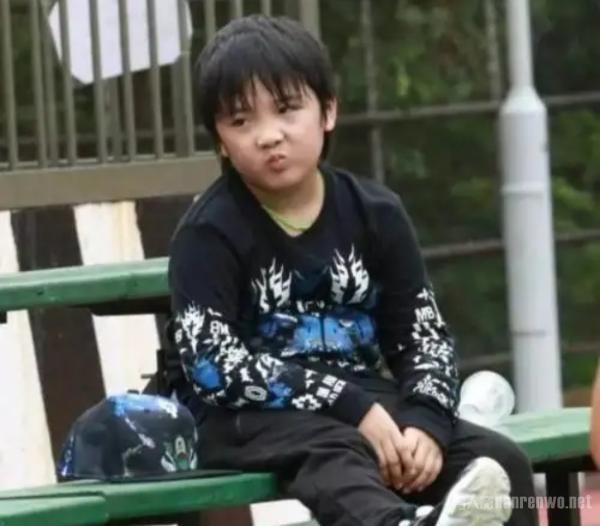胖成王诗龄的费曼瘦了 但脸上的疤依旧明显让人心疼