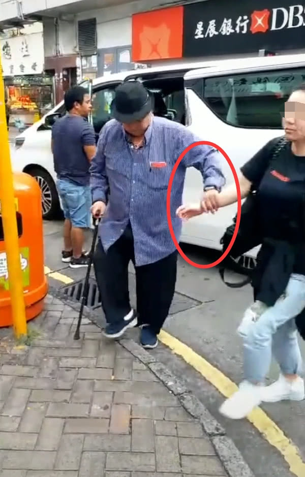 67岁洪金宝街头被偶遇 手拄拐杖配随身助理照料
