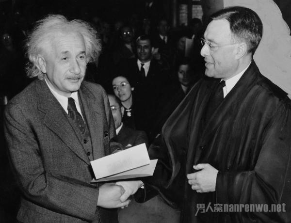 爱因斯坦的名言告诉我们 要奉献 不要只关注能取得什么