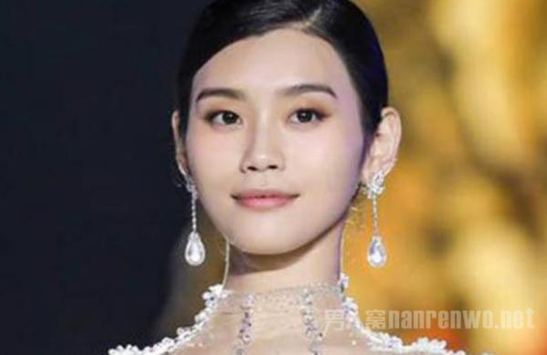 何猷君疑带奚梦瑶见家长 赌王：我一个人在医院挺好的