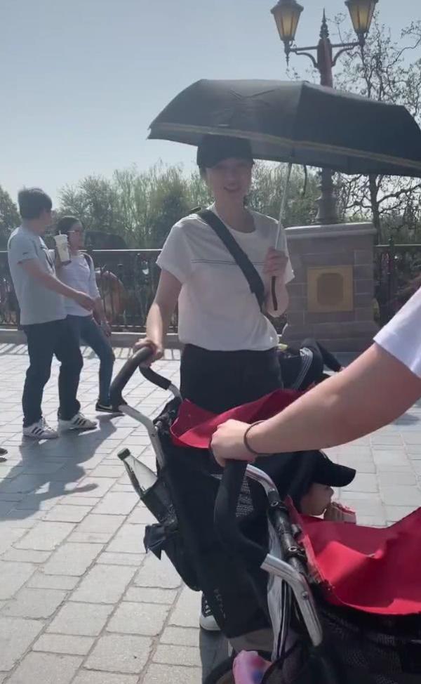 董璇带女儿逛迪士尼被偶遇 独自推婴儿车低调随意