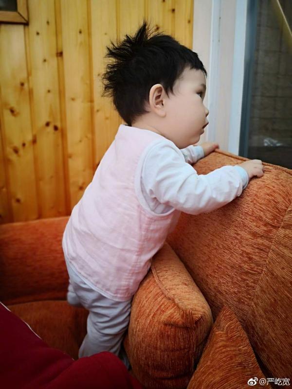 严屹宽晒女儿睡醒蓬松发型，大夸肉肉感觉太像自己