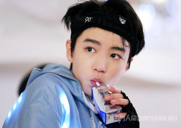 王俊凯周杰伦互关 追星又获大成功！ 小凯那天乐疯了！