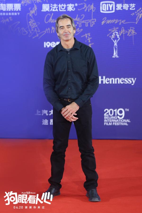 《狗眼看人心》亮相北京电影节红毯 导演吴楠携沙溢、《狼图腾》驯兽师引爆全场