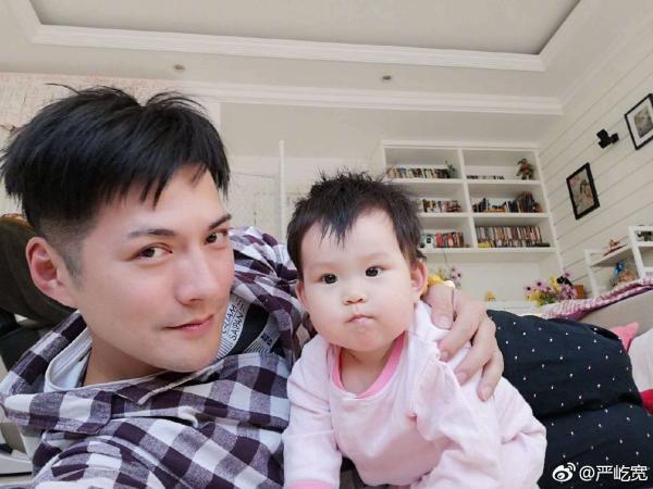 严屹宽晒女儿睡醒蓬松发型，大夸肉肉感觉太像自己