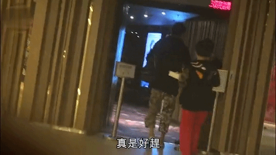 吴镇宇带儿子看电影 10岁费曼身高已到爸爸肩膀！
