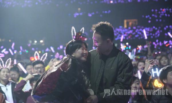 王力宏帮粉丝求婚 演唱会成告白圣地 王力宏不